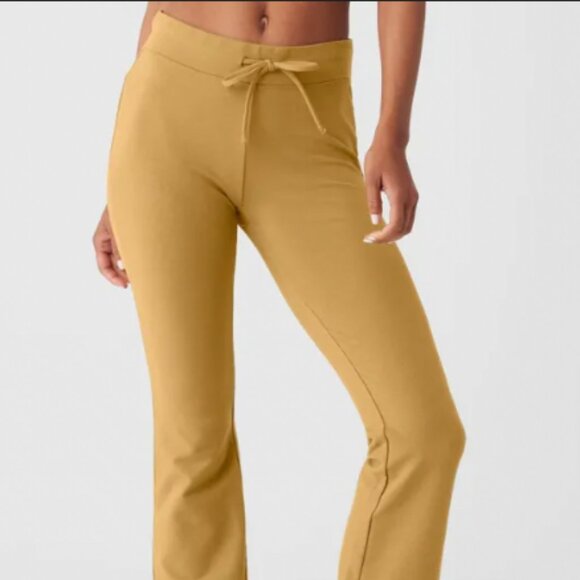 Alo Sway Bootcut Sweatpant Golden Olive Branch - Picture 3 of 7